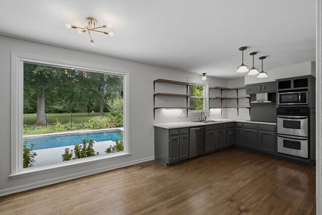 Building Photo - Charming Brentwood Home with In-Ground Pool