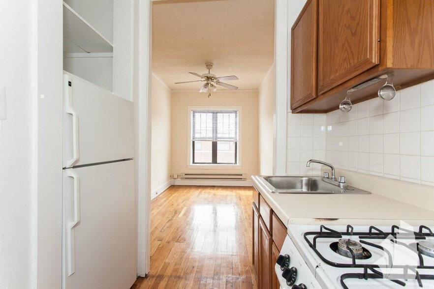 Building Photo - 626 W Cornelia Ave