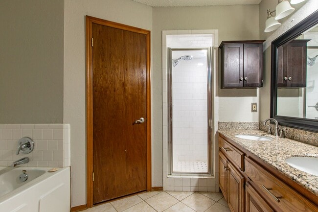 Building Photo - Beautiful 3 Bed 2 Bath in the Heart of OKC!