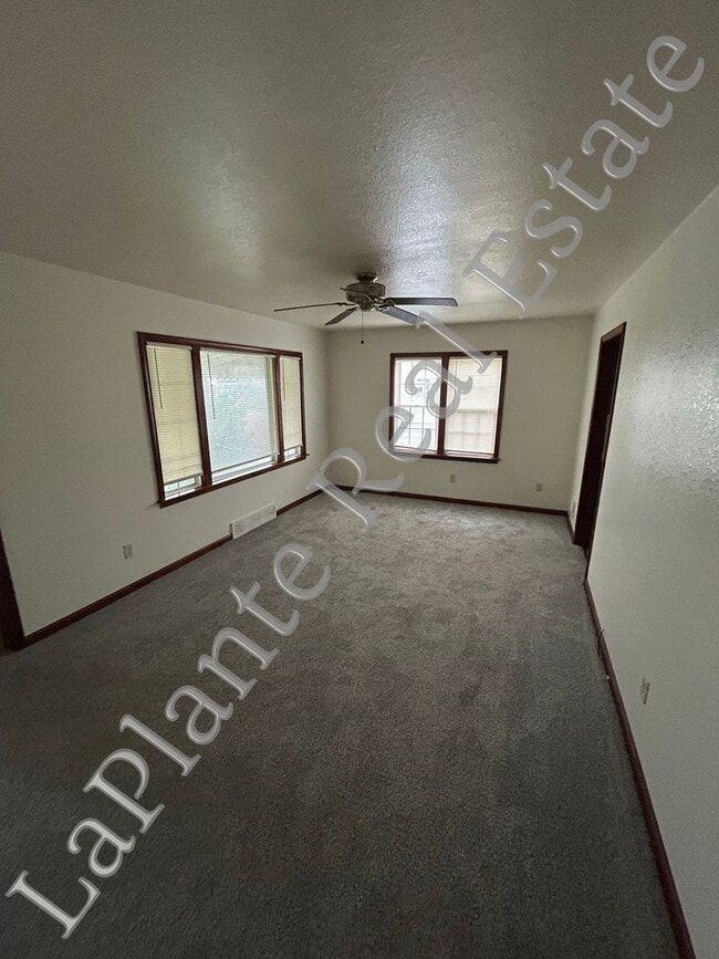 Building Photo - Charming and Cozy 2-Bed Home with Fenced Y...