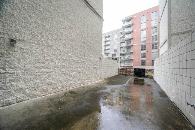 Building Photo - 1005 S Shepherd Dr