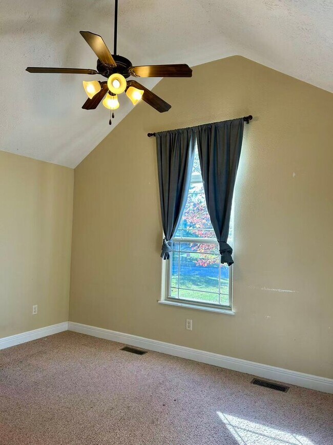 Building Photo - 5 bedroom and 3 bathroom two level house