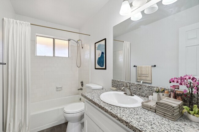 Building Photo - 3416 N Fruit Ave