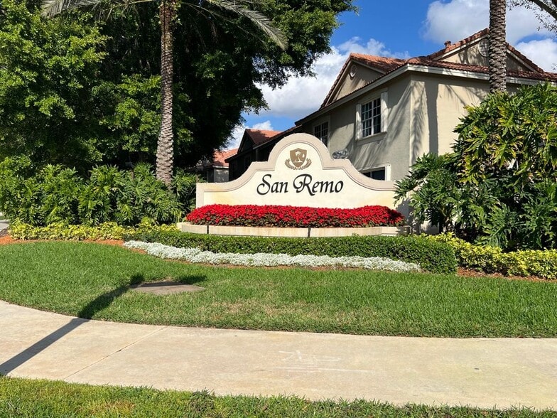Building Photo - 982 Sevilla Cir