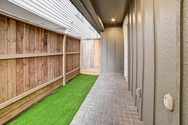 Building Photo - Stunning Modern Townhome in Central Location!