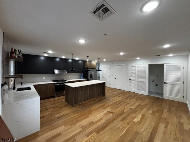 Building Photo - 81 N Clinton St