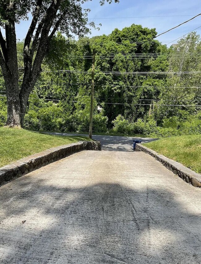 Building Photo - Cozy 2BR Home —1 minute from North Shore / Downtown