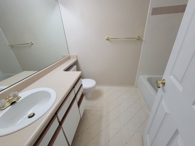 Building Photo - Immaculate 2 Bedroom, 2 Bath Top Floor Con...