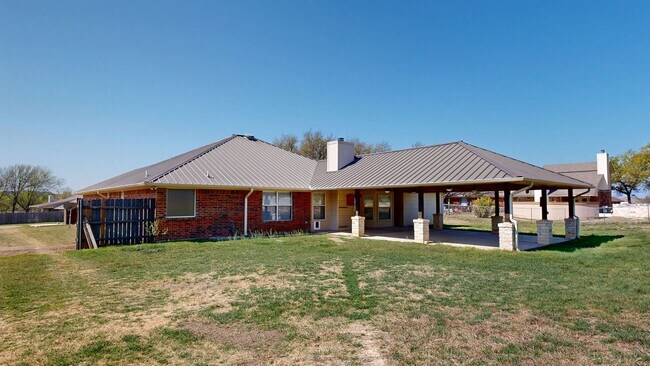 Building Photo - PRICE IMPROVEMENT ONLY $2,195 for OVER 1 A...