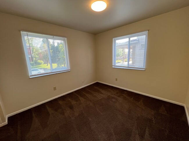 Building Photo - 300 E 16th Ave