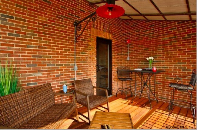 Building Photo - 34 William St