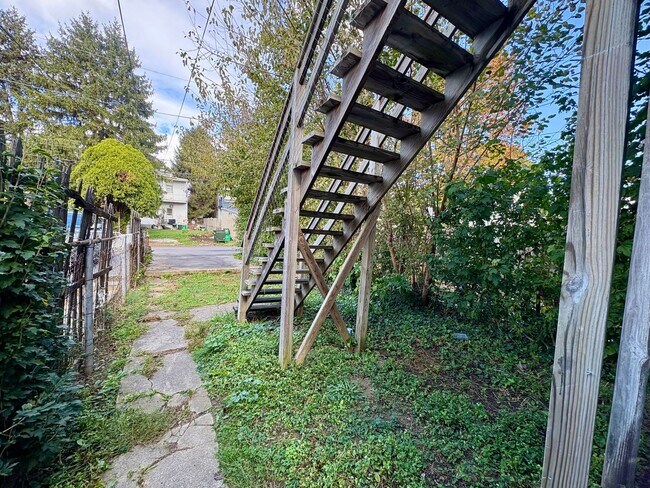 Building Photo - 643 Lincoln St