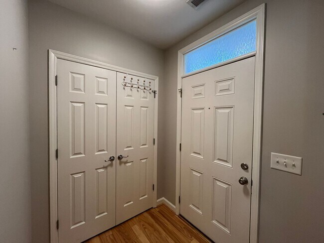Building Photo - Spacious 2BD, 2BA Condo in a Prime Locatio...