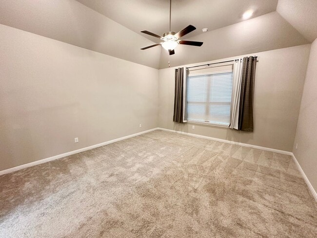 Building Photo - Room for the family!