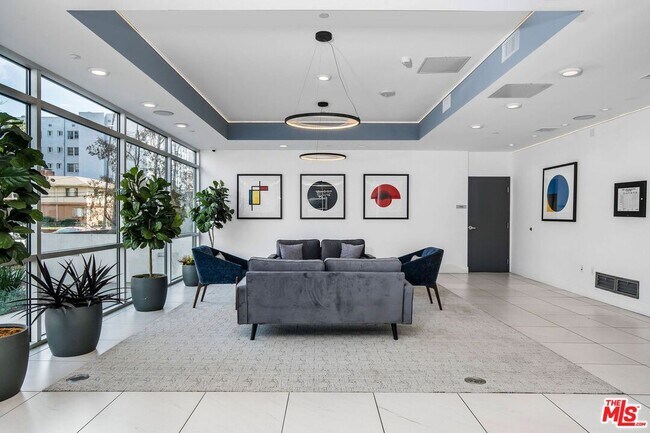 Building Photo - 453 S Kenmore Ave