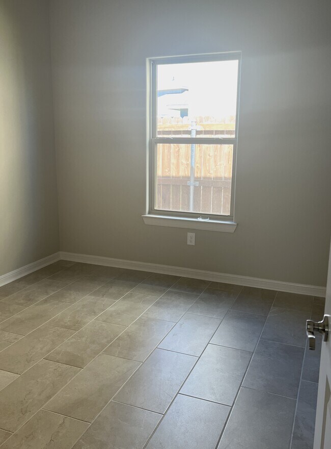 Building Photo - 1306 E Sonador Dr S
