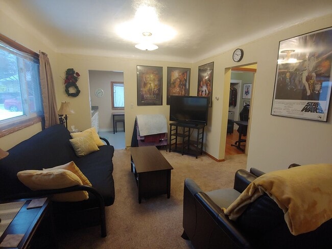 Building Photo - AVAILABLE AUGUST 3rd - 2 BED 1 BATH NEAR CAMPUS