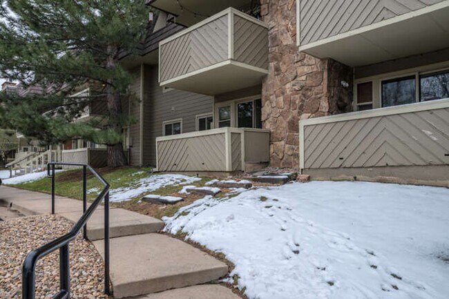 Building Photo - Charming  2 Bed 2 Bath Main Floor Condo Available June 12!
