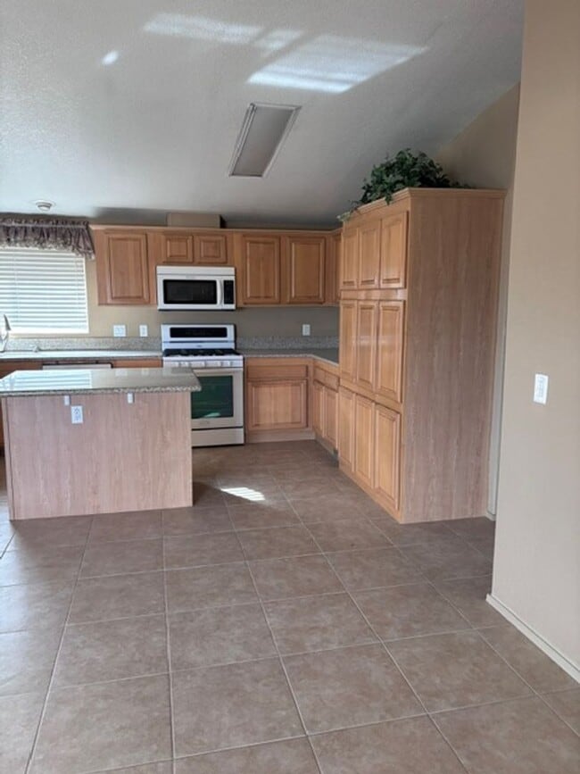 Building Photo - Spacious 3 Bedroom, 2 Bath Home with Large...