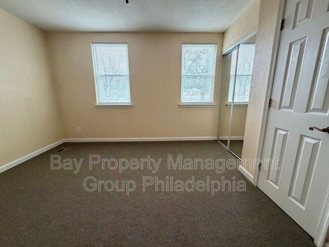 Building Photo - 1668 E Walnut Ln