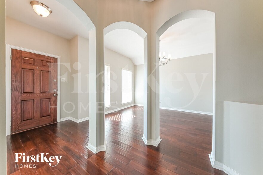 Building Photo - 3108 Silver Creek Dr