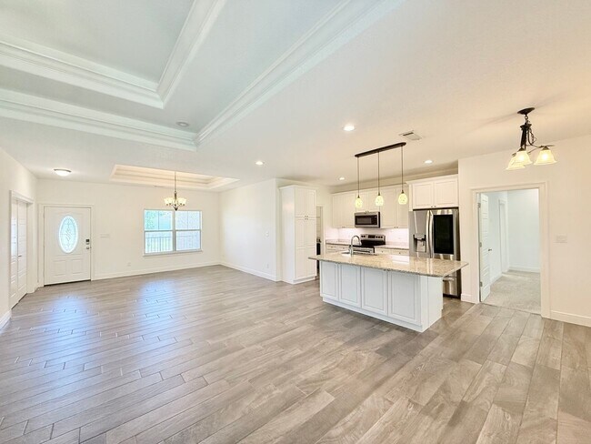 Building Photo - Luxurious 4-Bedroom Home