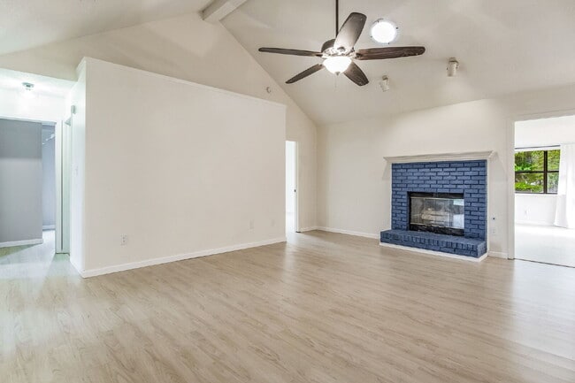 Building Photo - 2241 Prytania Cir