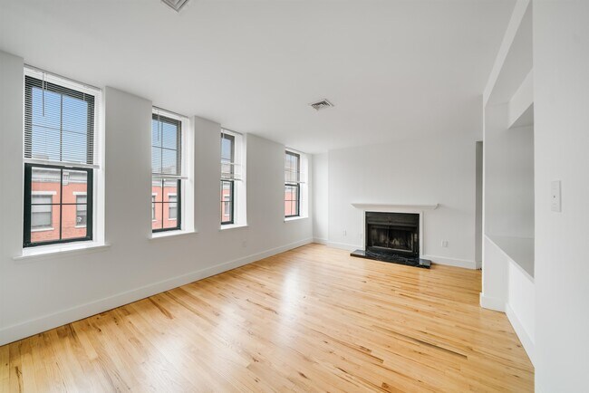 Building Photo - 300 Grand St