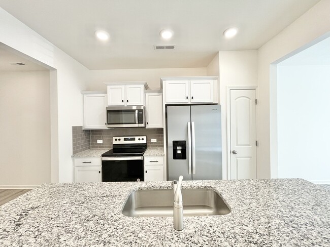 Building Photo - 2 Br 2.5 Ba Quiet townhome community, nest...