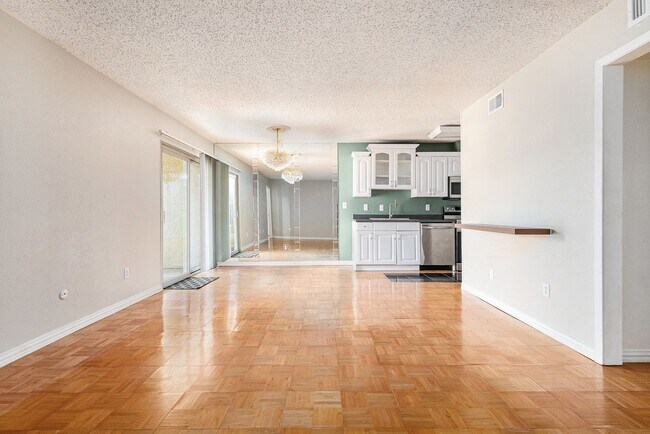 Building Photo - Experience comfortable city living in this...