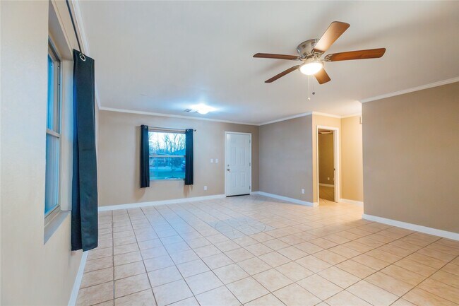 Building Photo - 5617 Schutz St