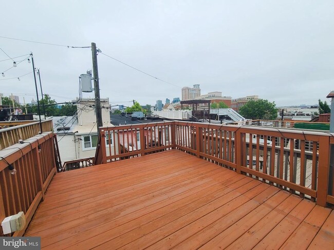 Building Photo - 432 E Clement St