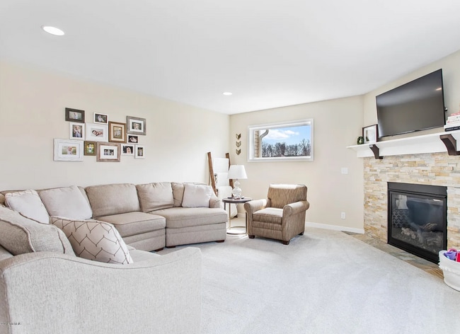 Building Photo - Welcome Home –  5 Bed in Timberline Acres