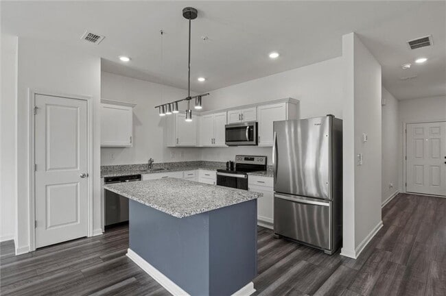 Building Photo - 595 Magnolia Cir