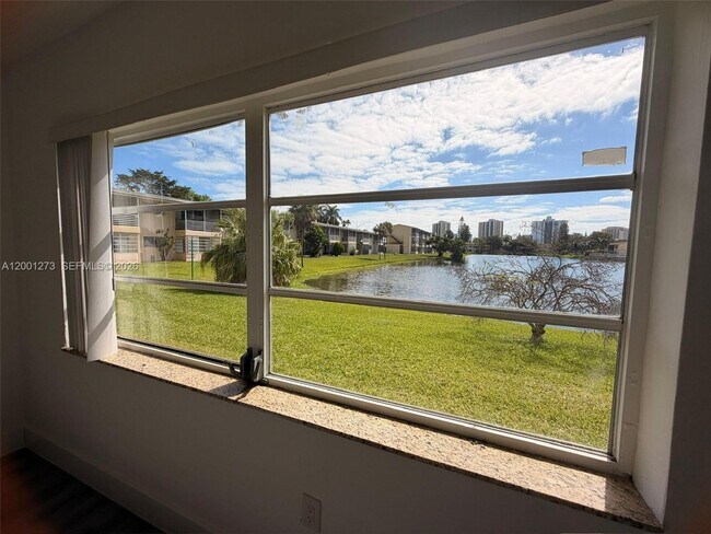 Building Photo - 20111 NE 27th Ct