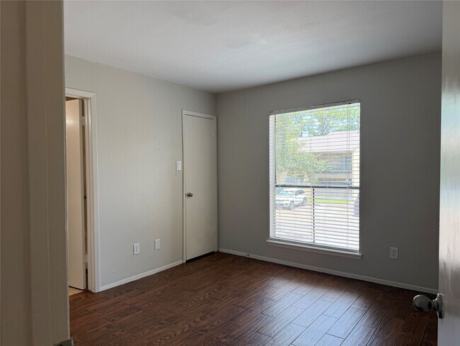 Building Photo - 3300 Pebblebrook Dr