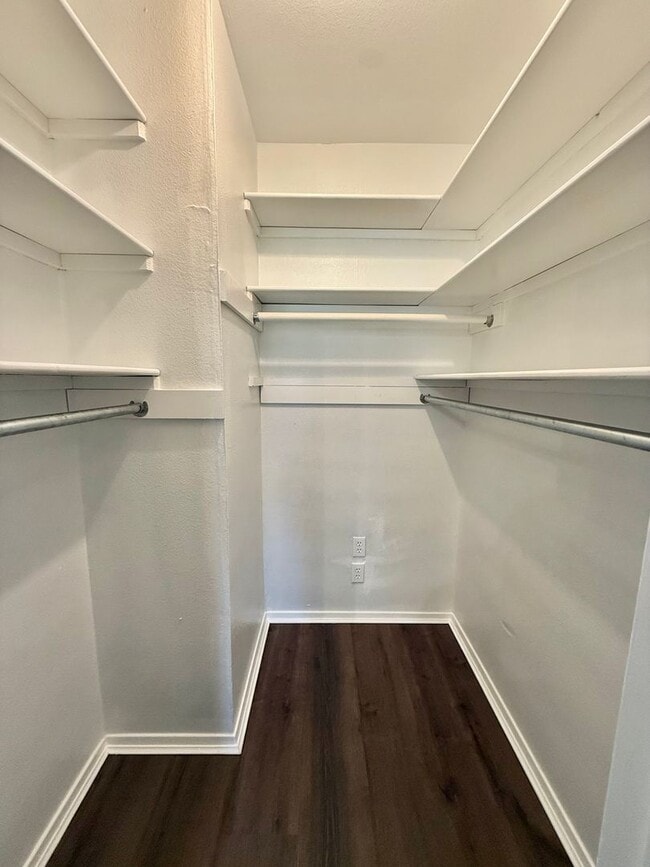 Building Photo - Newly renovated 2-bed/2-bath