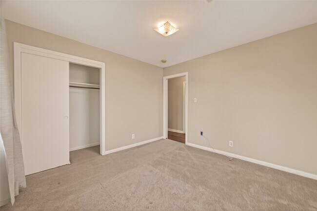 Building Photo - 10645 Oak Brook Dr