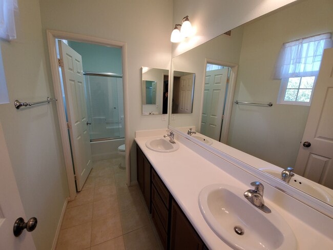 Building Photo - Spacious 4 Bedroom 3 Bath Two Story Riverp...