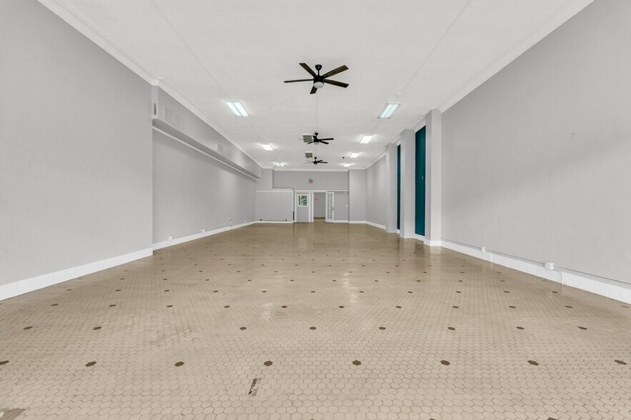 Building Photo - 423 Main St