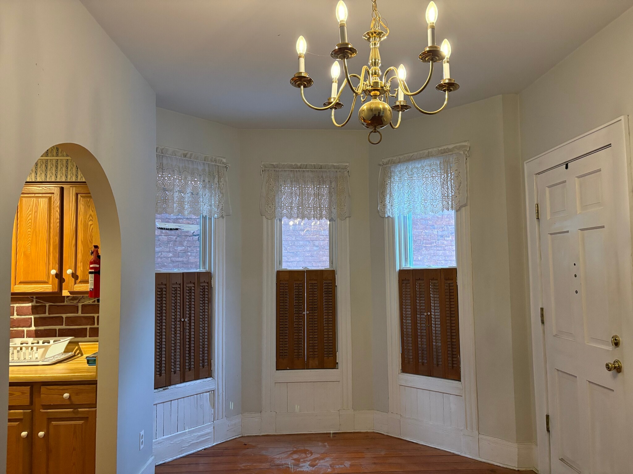Center room with bay windows - 24 Front St
