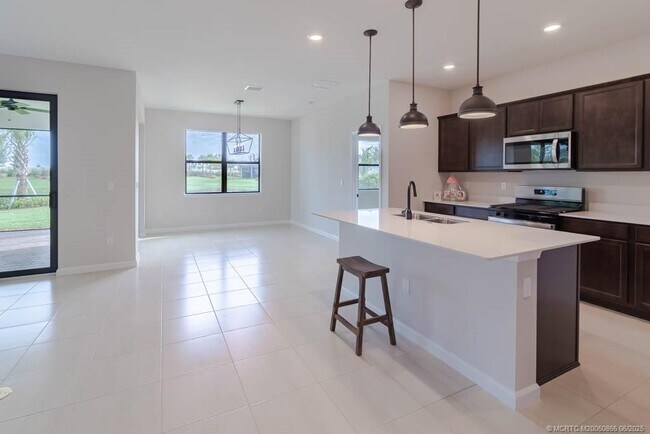 Building Photo - 861 SE Courances Dr