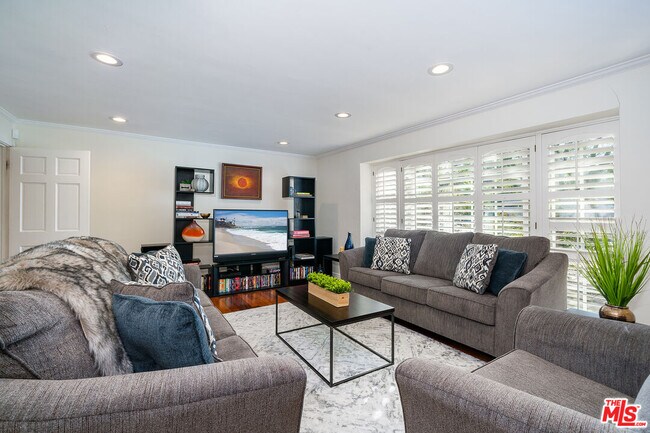 Building Photo - 13843 Milbank St