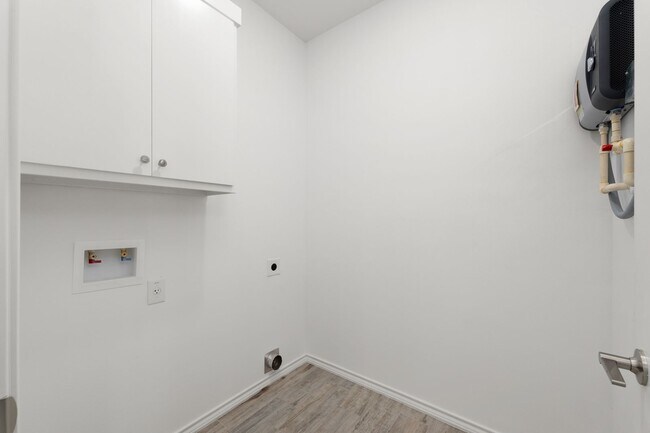 Building Photo - 2715 Maria Dr