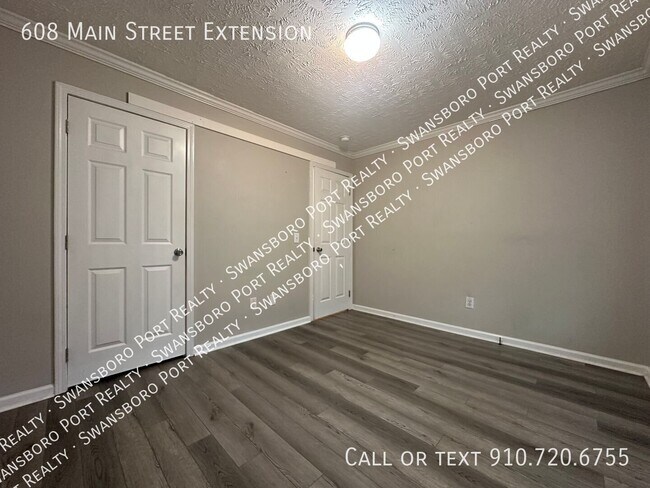 Building Photo - 608 Main St Ext