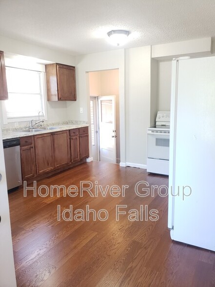 Building Photo - 670 L St