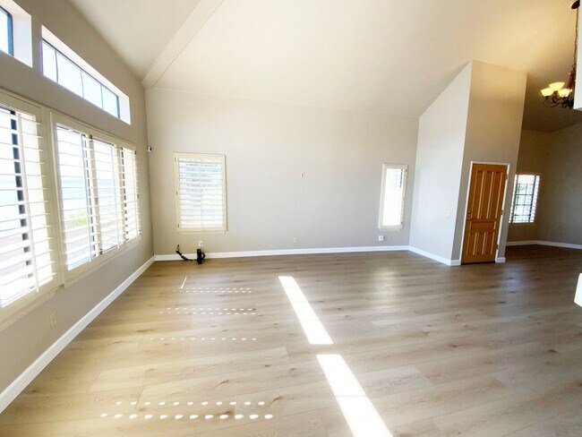 Building Photo - Townhouse with Bay Views!