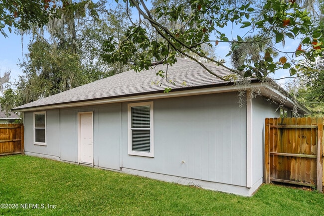 Building Photo - 611 Gum St