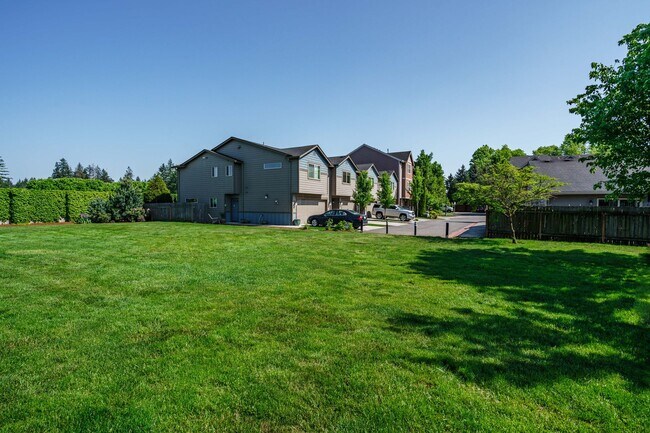 Building Photo - Easy I-205 Access - 3 Bedroom 2.5 Bath Townhouse