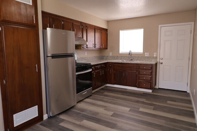 Building Photo - 430 W Moyer Ave